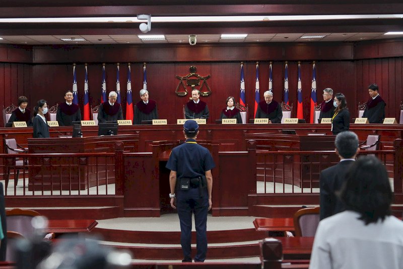 현행 간통죄는 위헌, 관련 형법 폐지