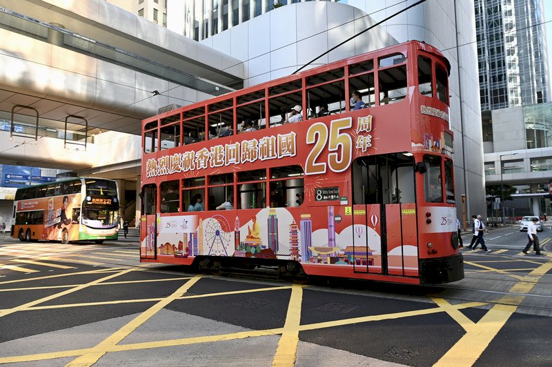 6월 하순 홍콩의 중국 반환 25주년(7월1일)을 앞두고 길거리에서 쉽게 여러 홍보 광고물을 접할 수 있다.-사진: 홍콩 중국통신사(Hong Kong China News Agency) 제공 via CNA