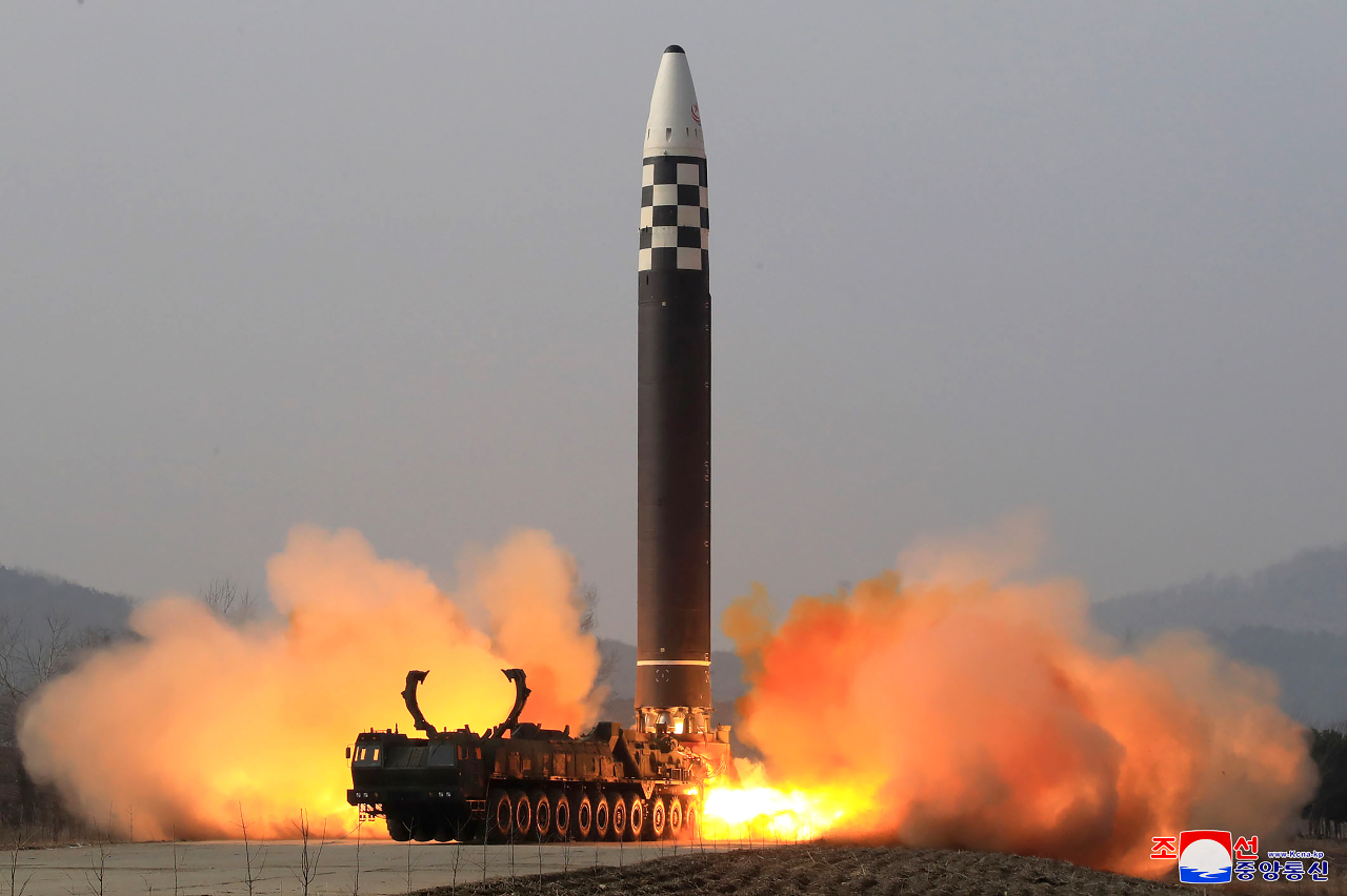 북한 어제에 이어 오늘 또 미사일, 이번엔 EEZ에 떨어져