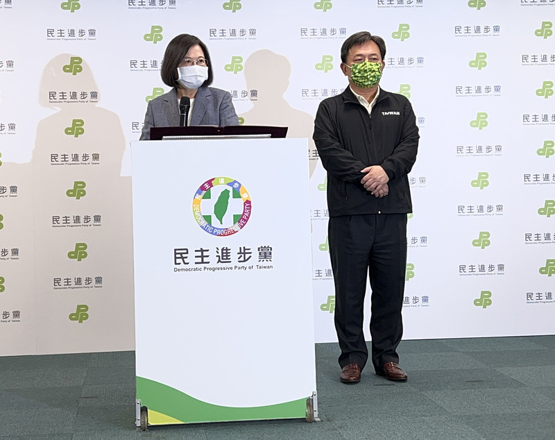 2022년 중화민국 지방공직자선거 결과 집권 민주진보당이 참패하면서 집권당 총재(당주석)를 겸한 차이잉원(蔡英文) 총통은 오늘(11/26) 밤 9시10분 경 당본부에서 기자회견을 개최하고, 민진당 주석(총재)직을 내려놓겠다고 선포했다. -사진: CNA