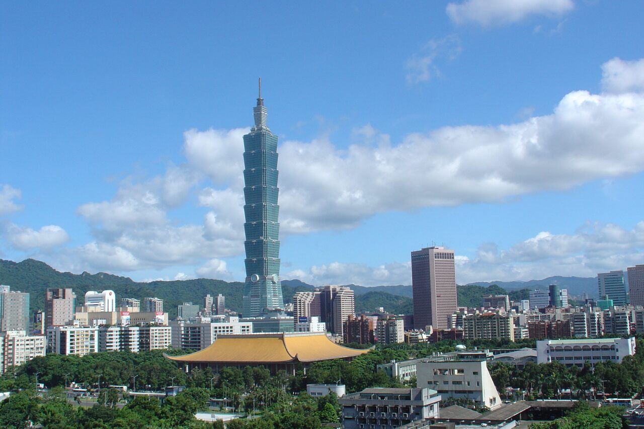 타이베이 101 타워, 앞의 노란 색 지붕의 건물은 국부기념관이다. -사진: 타이베이시 관광전파국 제공