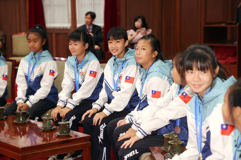 초교 여자축구부 접견한 차이 총통, ‘축구운동 발전 위해 더 많은 지원하겠다’