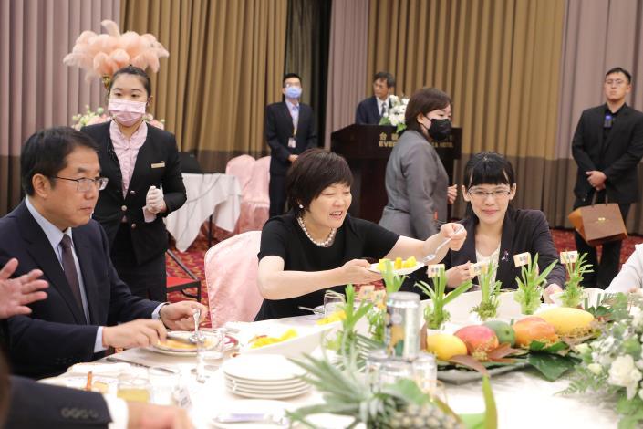 “또 먹고파”…아베 부인 아키에 여사도 푹 빠진 타이난 ‘망고’